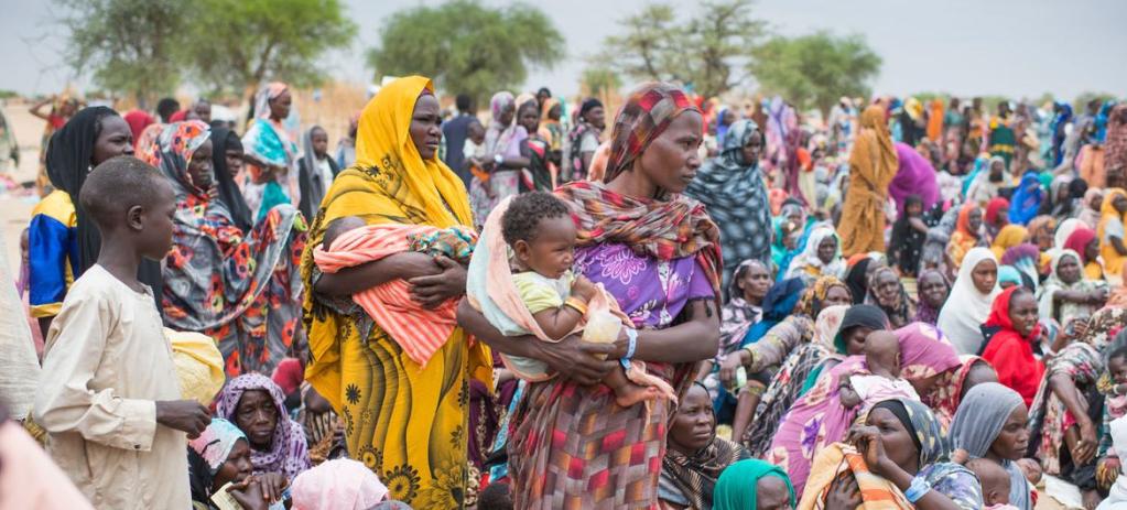 Hundreds of newly arrived Sudanese refugees gather to receive UNHCR relief kits at the Madjigilta site in Chad's Ouaddaï region.