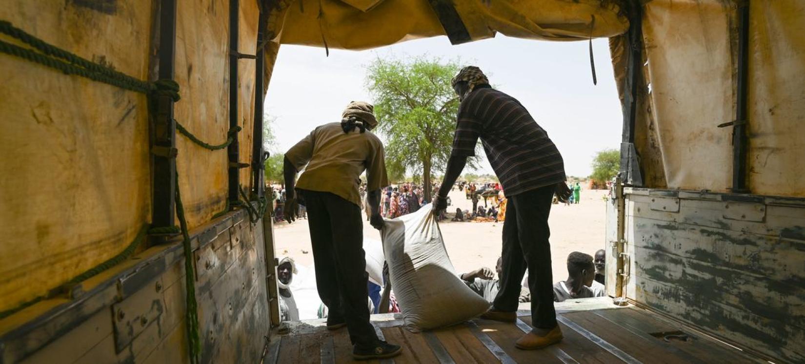In Chad, food is distributed to displaced people from Sudan in an operation organised by WFP.