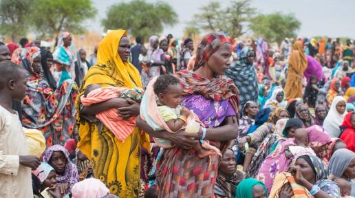 Hundreds of newly arrived Sudanese refugees gather to receive UNHCR relief kits at the Madjigilta site in Chad's Ouaddaï region.